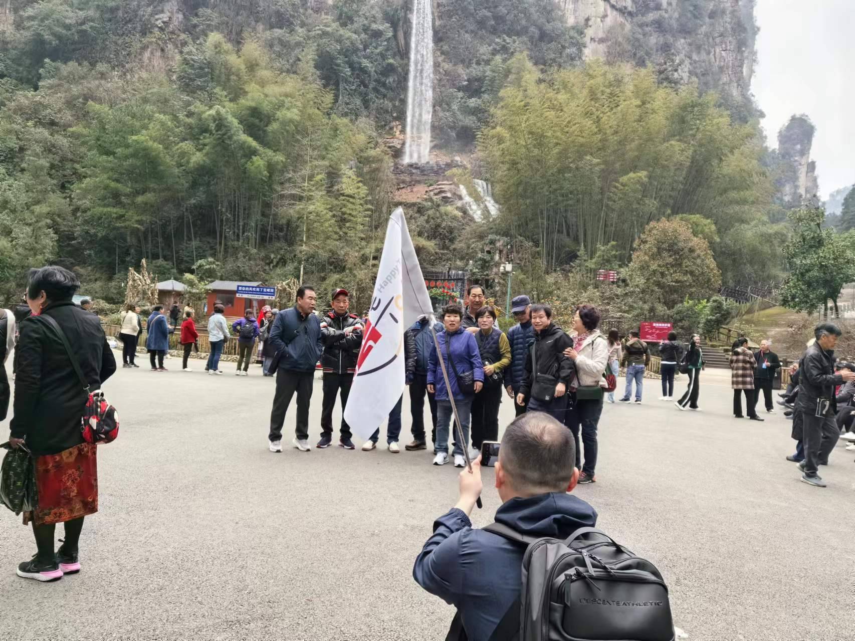 张家界山上长满韩国人调查不孝有三不带父母去张家界为大