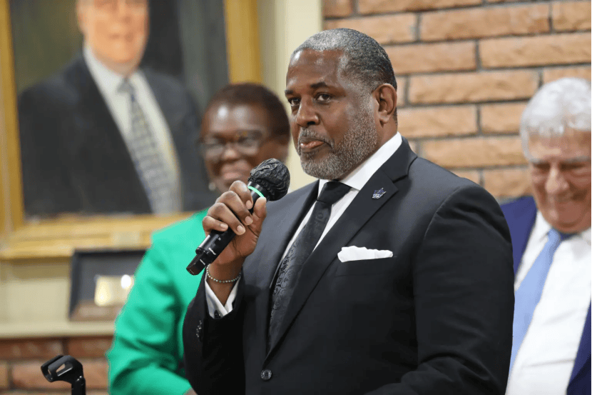 据悉,现年53岁的民主党众议员埃迪·吉布斯(eddie gibbs)是首位曾经在