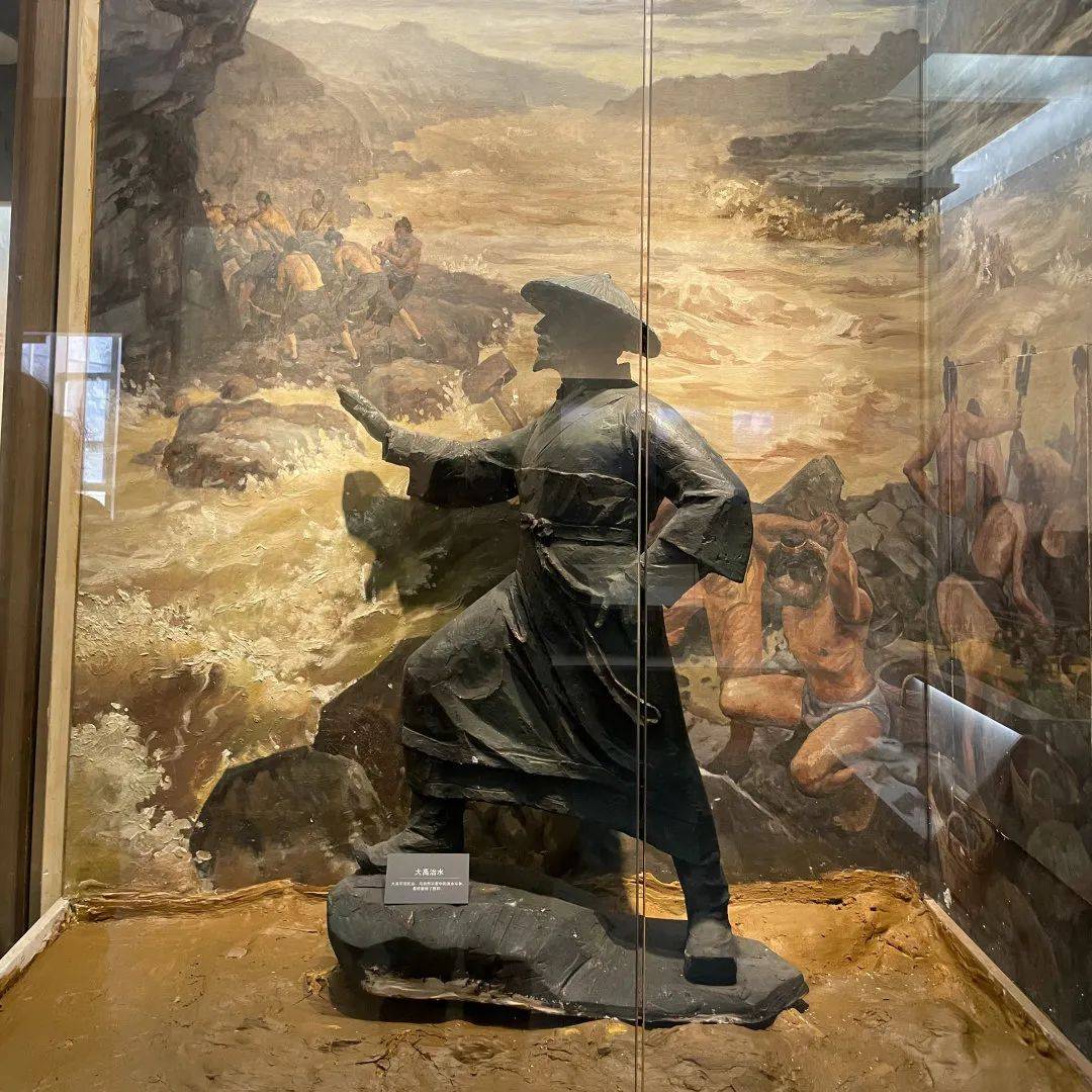 队员们最先来到的是"古代气象"馆,一尊大禹治水雕像展示了英雄大禹