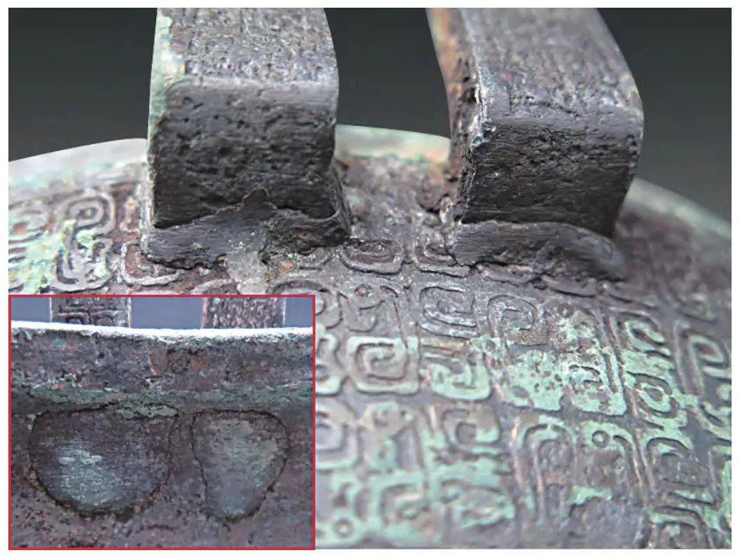 规则条形铜块叠压,器身内壁也可见两处铆钉状不规则圆形铜金属(图二)