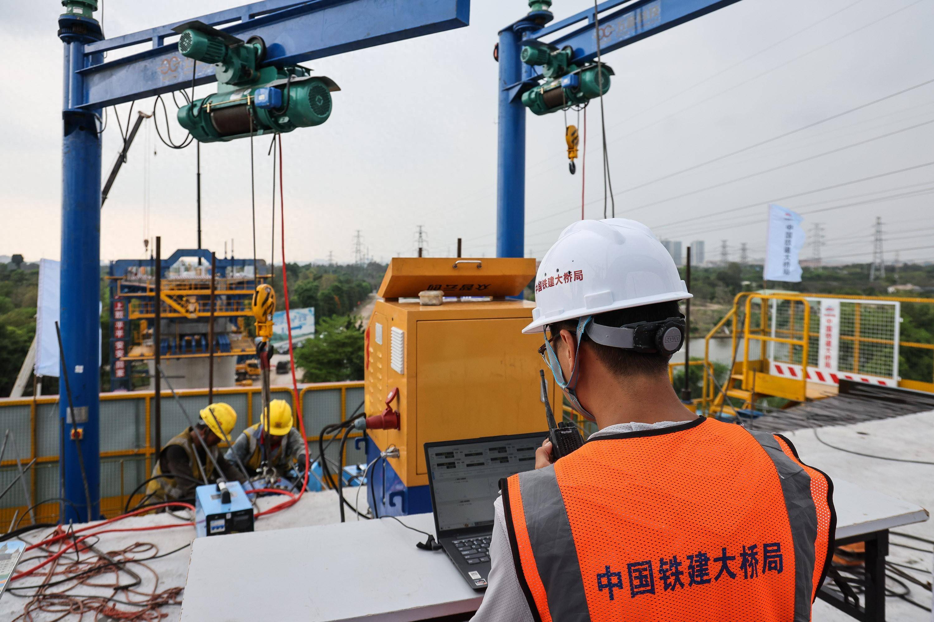 深江铁路首台智慧造桥机将跨越国道