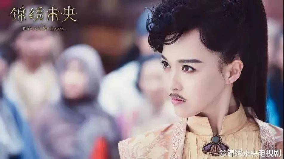 比如,化着精致妆容的唐嫣,贴着一条假胡子,就可以男扮女装骗过所有人