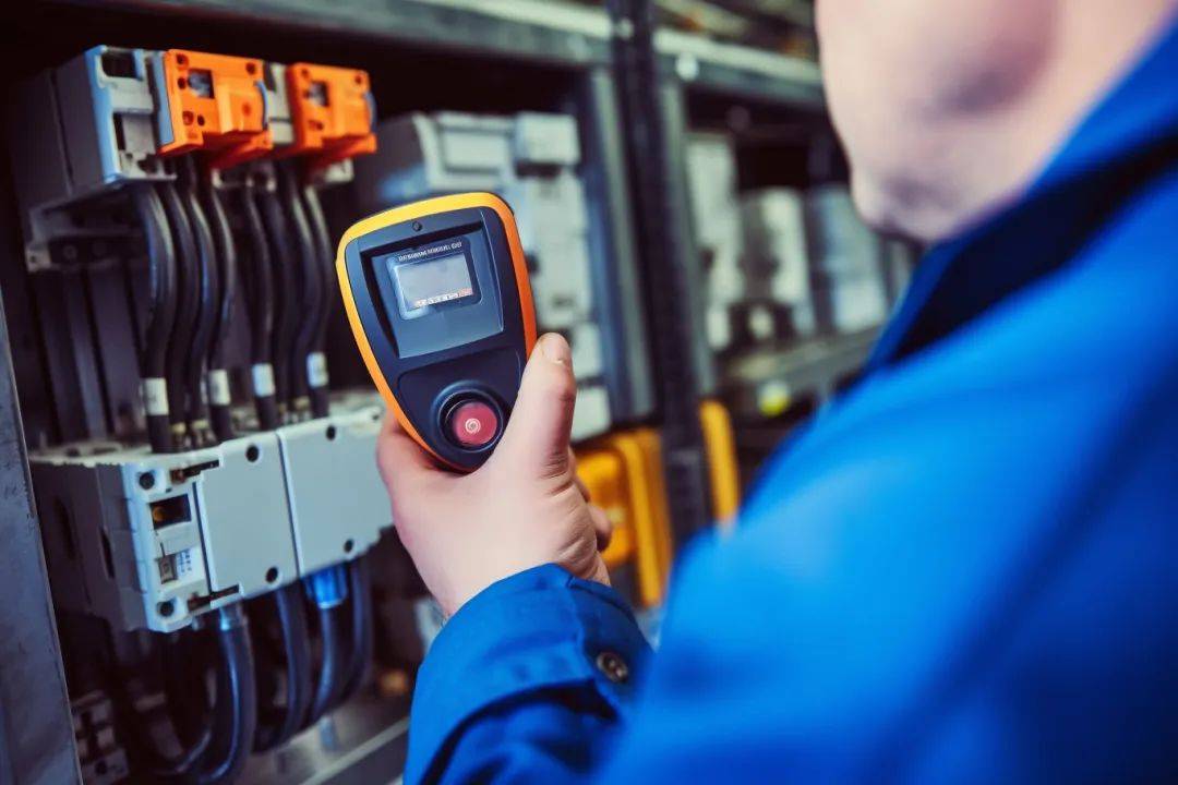 家里如果有人懂得电工,焊工的知识,那在家就能自己动手修理家电,修补