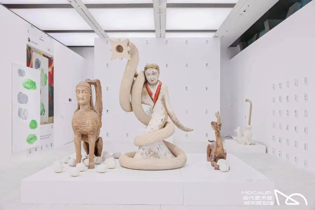 「异形」"永生"取材于全球各个博物馆里的中西方的无头雕塑,徐震将