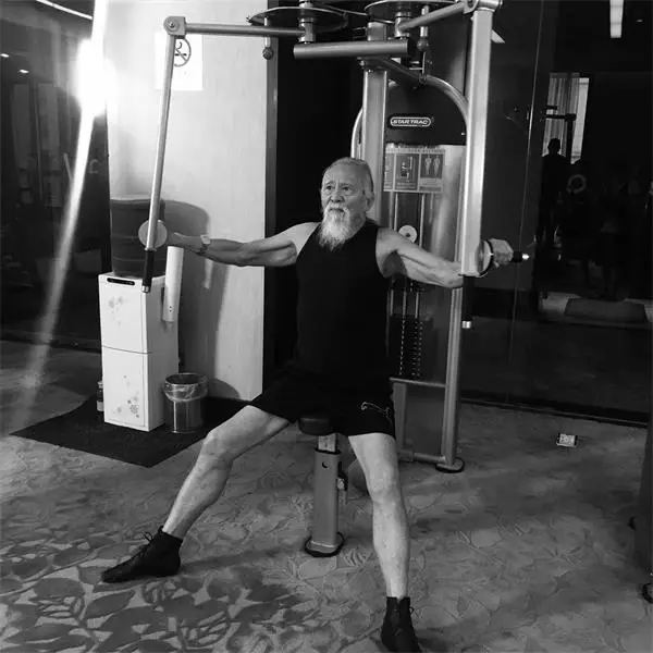 腹肌;王德顺走进健身房为了让自己的身材达到创作要求身体外形条件就