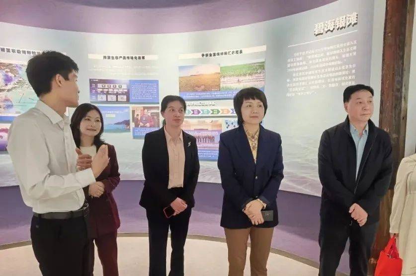 在连江县婚姻登记中心和婚育综合服务中心,调研组一行实地查看了婚姻