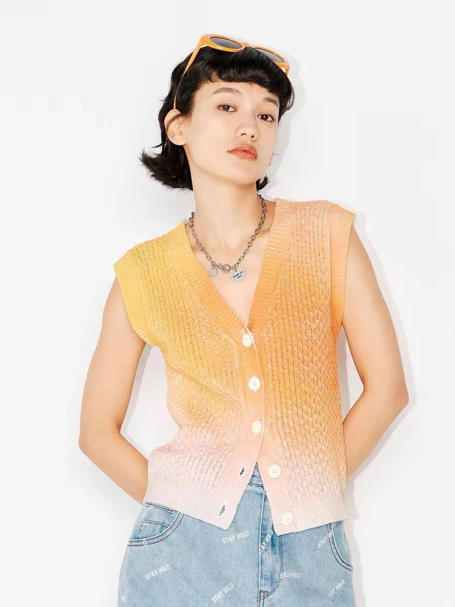 桔色渐变毛衣马甲品牌:玛丝菲尔素参考价格:661 rmb购买方式:天猫