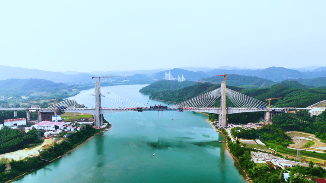 国内最大南深高铁六律邕江特大桥合龙