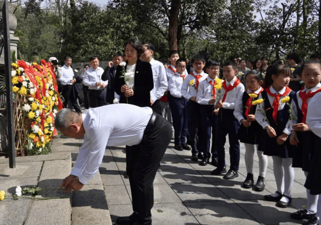 青山埋忠骨 鲜花祭英魂 岳麓山举行辛亥先烈"清明"祭扫活动_黄兴_名胜