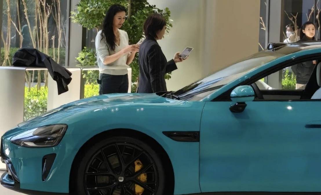 雷军妻子张彤陪邓文迪看su7!短发干练气质优雅,手机品牌引争议