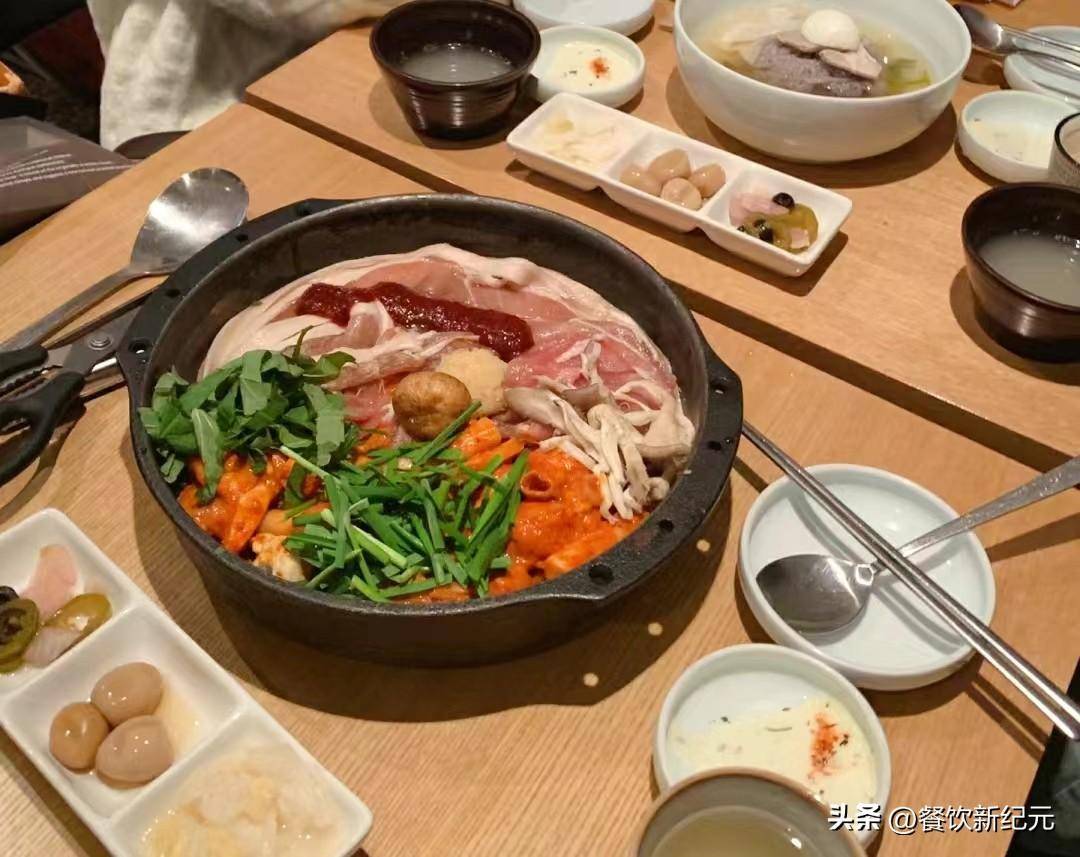 江西小伙第1次去韩国旅游晒饭菜炸开锅网友热议咸菜开会