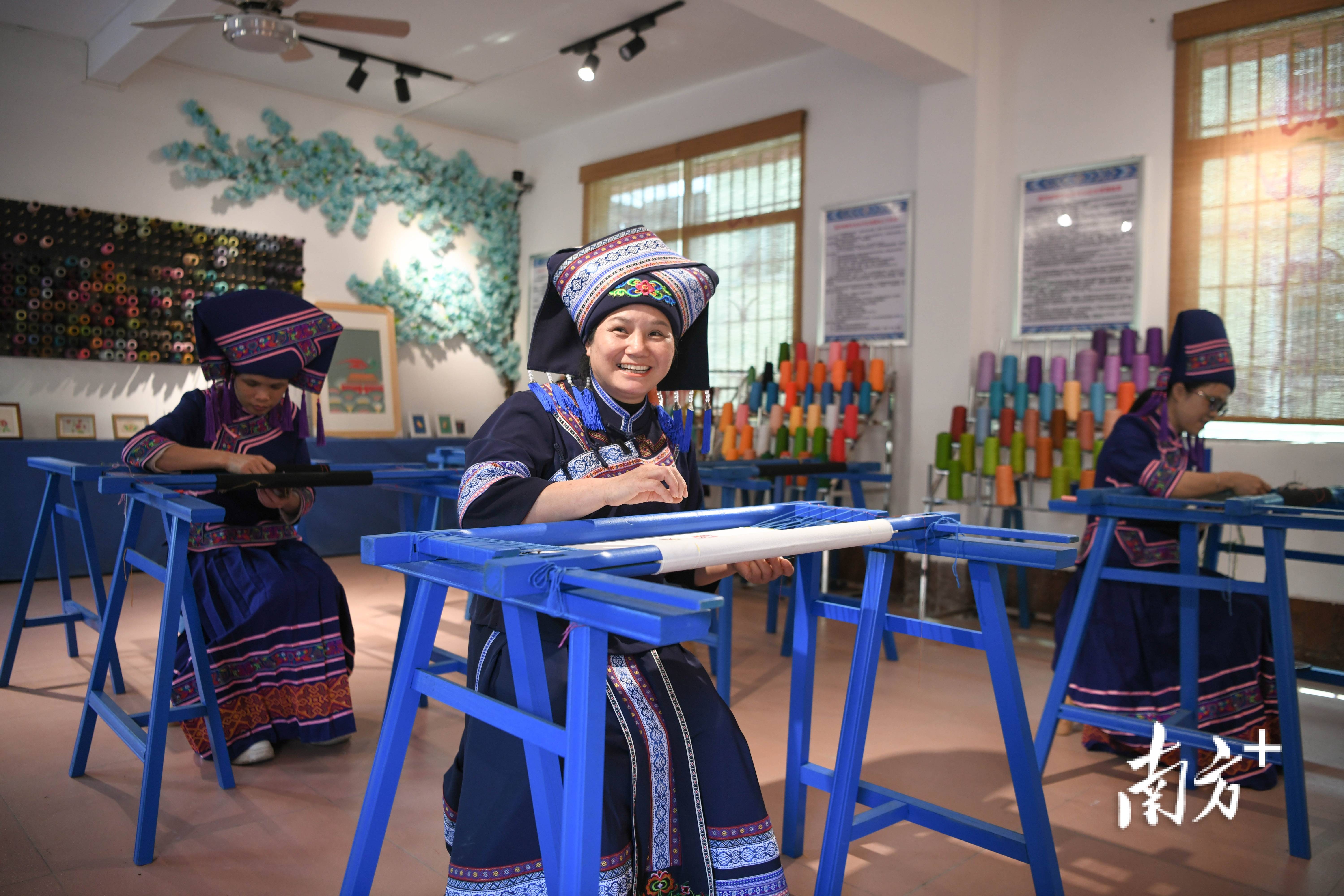 让绣娘们带着娃绣着花绣出小康家问答百千万②