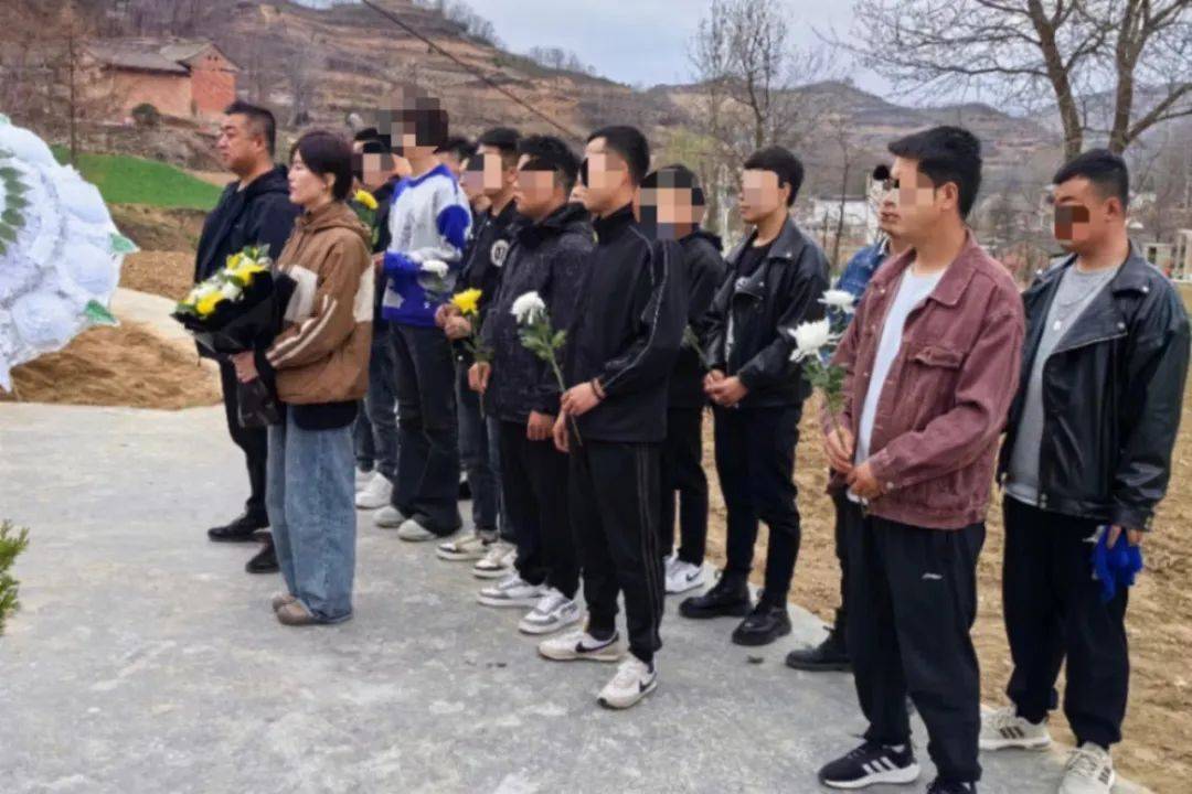 缅怀革命先烈重塑美好人生西和县司法局卢河司法所组织全镇社区矫正