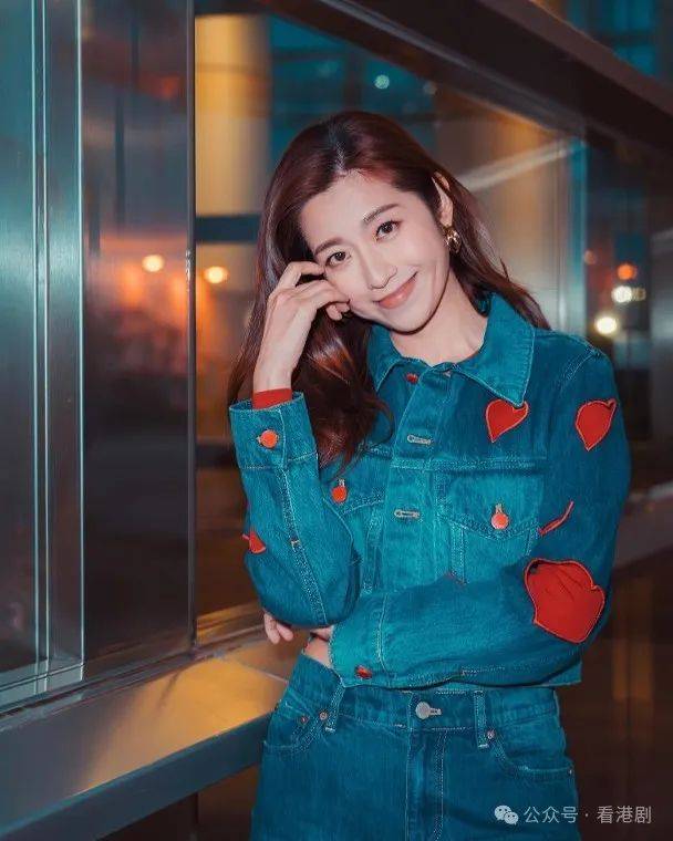 陈自瑶不扣钮露世界级小蛮腰