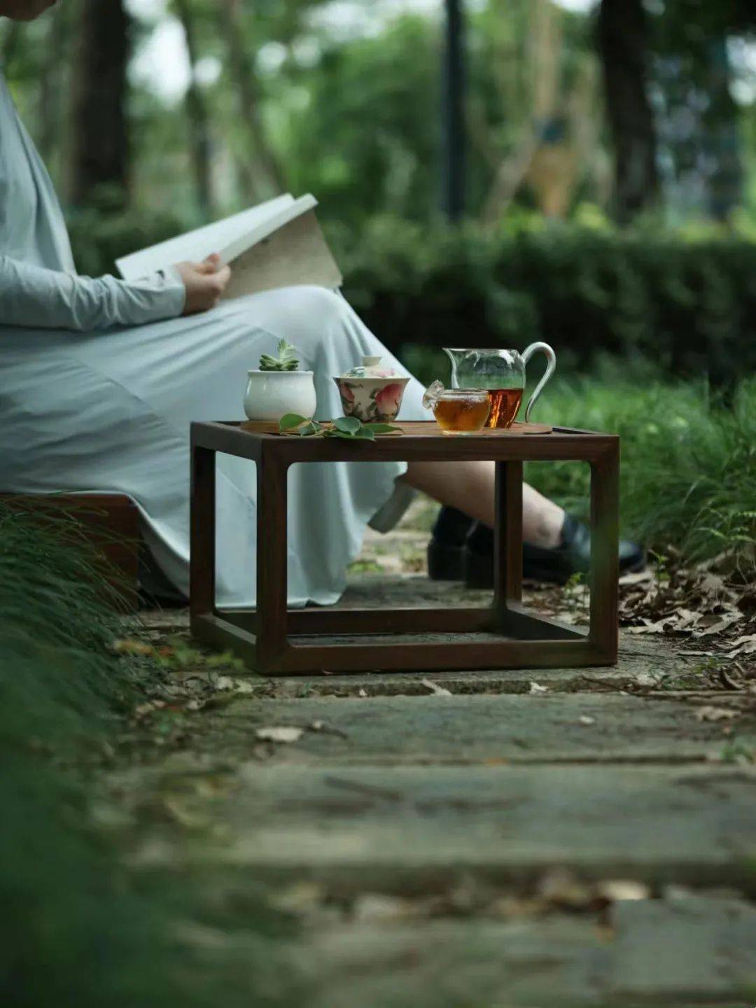 一个人看书喝茶的图片图片
