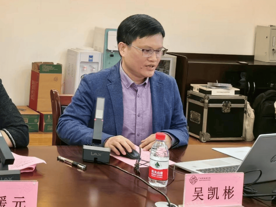 吴凯彬老师作开题报告发言五位专家对本课题的研究价值和实践价值