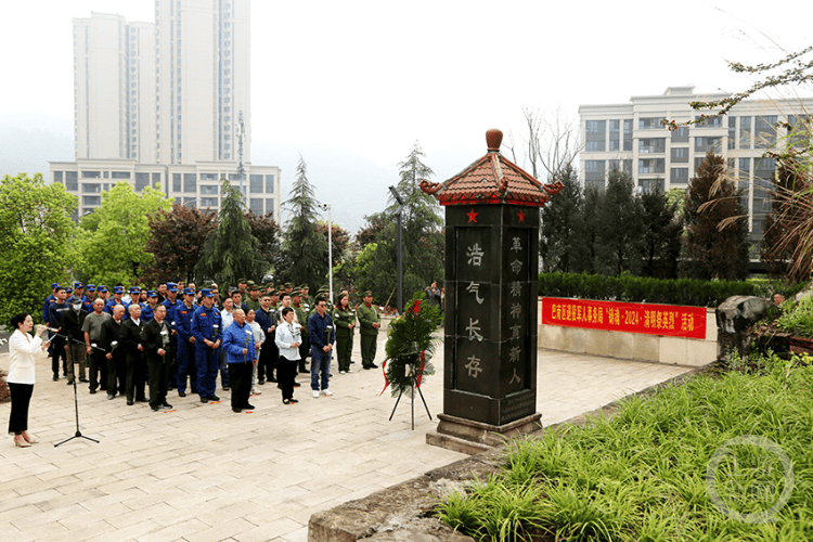 彭水苗族土家族自治县两江小学的孩子们来到烈士陵园开展祭奠活动.