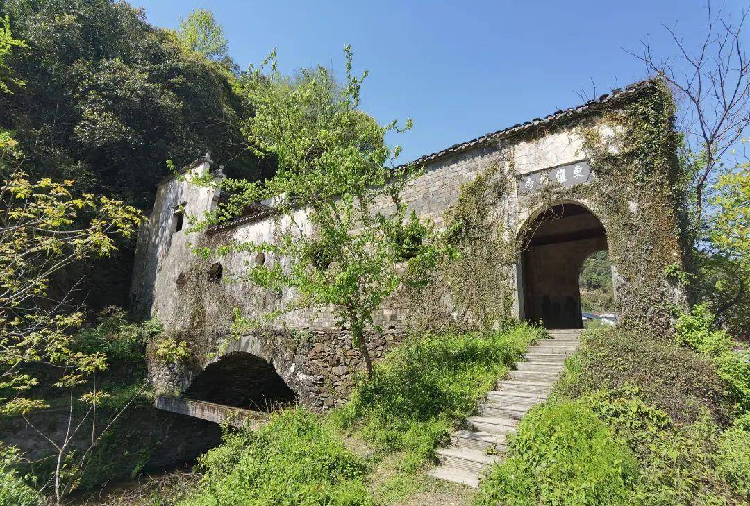 映着粼粼波光,相当惬意~在碧波荡漾的小河上泛舟游玩,也是一个不错的