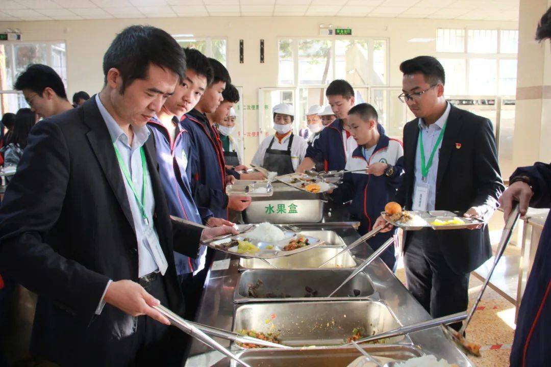271教育丨用爱陪餐,共享"食"光_人员_用餐_食堂