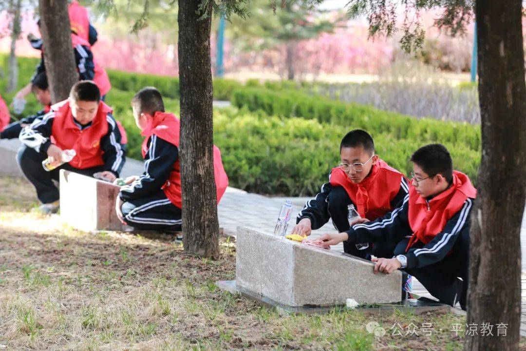 校园平凉市第四中学开展清明节祭扫烈士陵园主题团队日活动