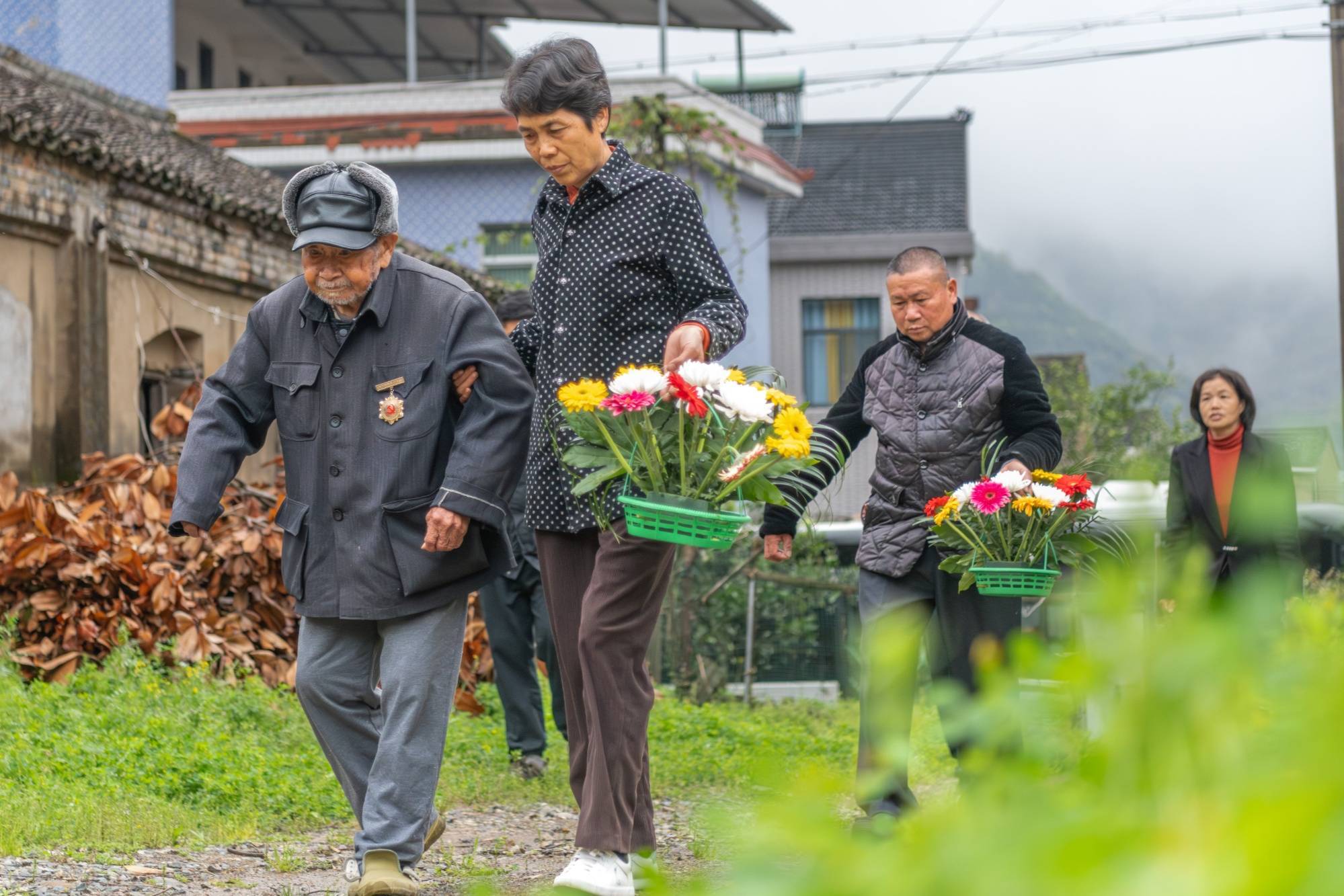 99岁老人为无名烈士义务守墓73载