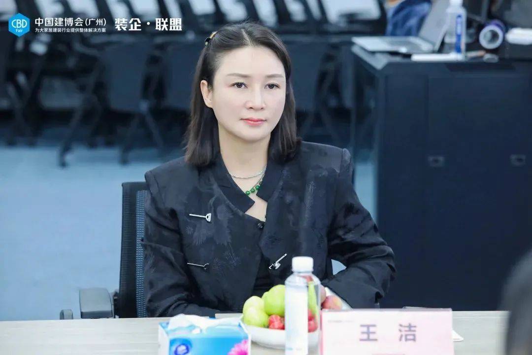 千思装饰集团总裁 王洁▲授牌千思装饰【装企61联盟:创新交流基地