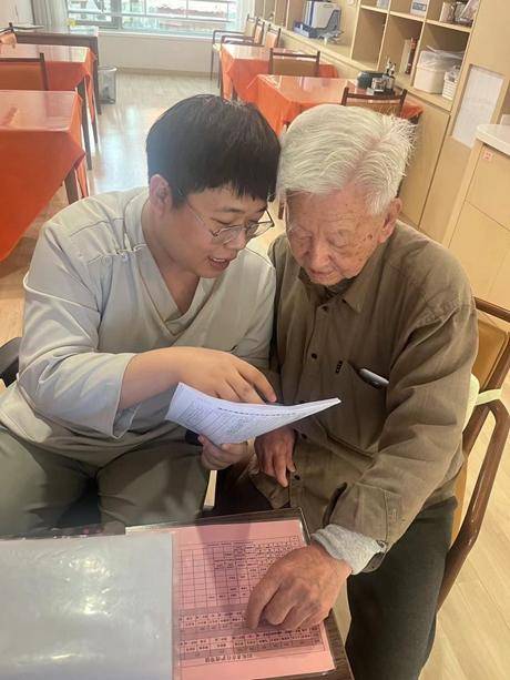 媒体采访00后护理员_娄寅臻_爷爷_刘爽