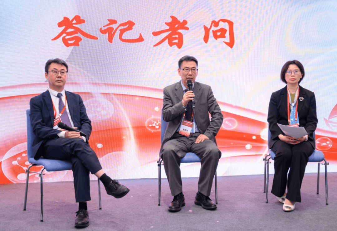 高传玉教授完成项目介绍后,与罗素新教授及曲新凯教授共同参与答记者