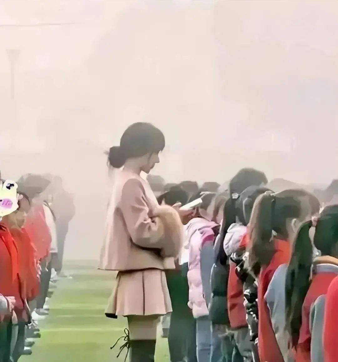 女教师穿长靴,迷你裙带学生上操,被家长吐槽:上班注意下班随意