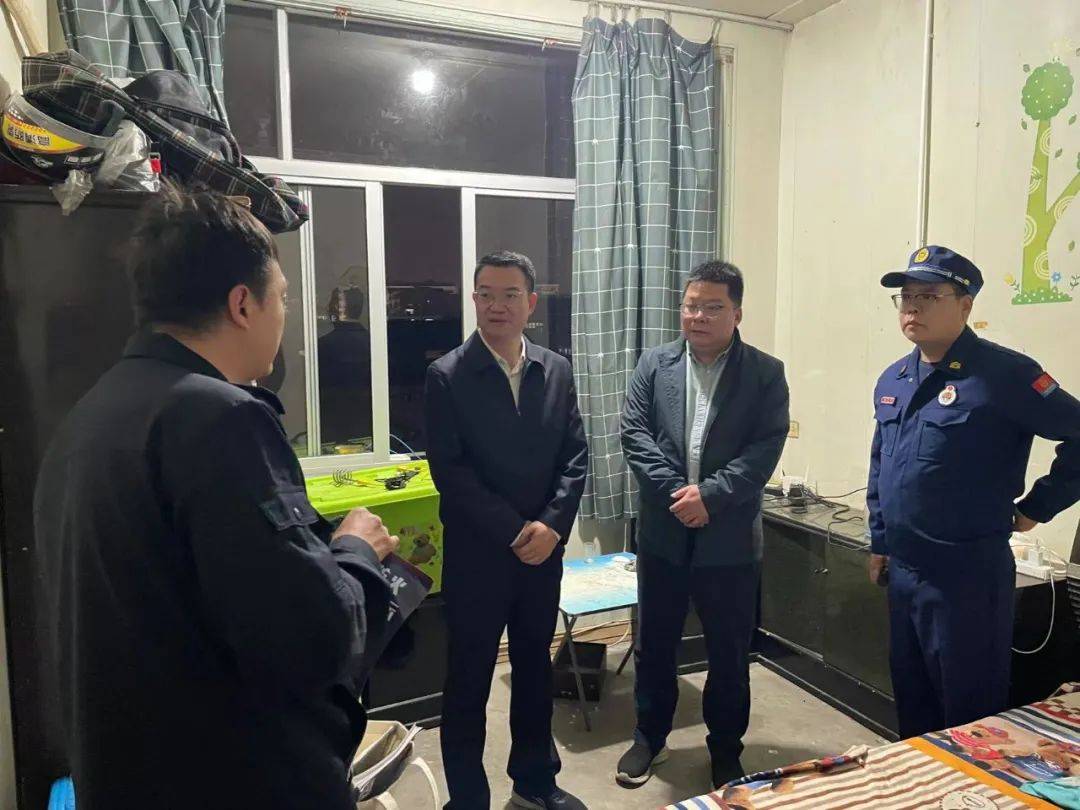 常委,常务副市长邱忠瑜,市人民法院院长胡丕敢赴飞云街道开展"夜查