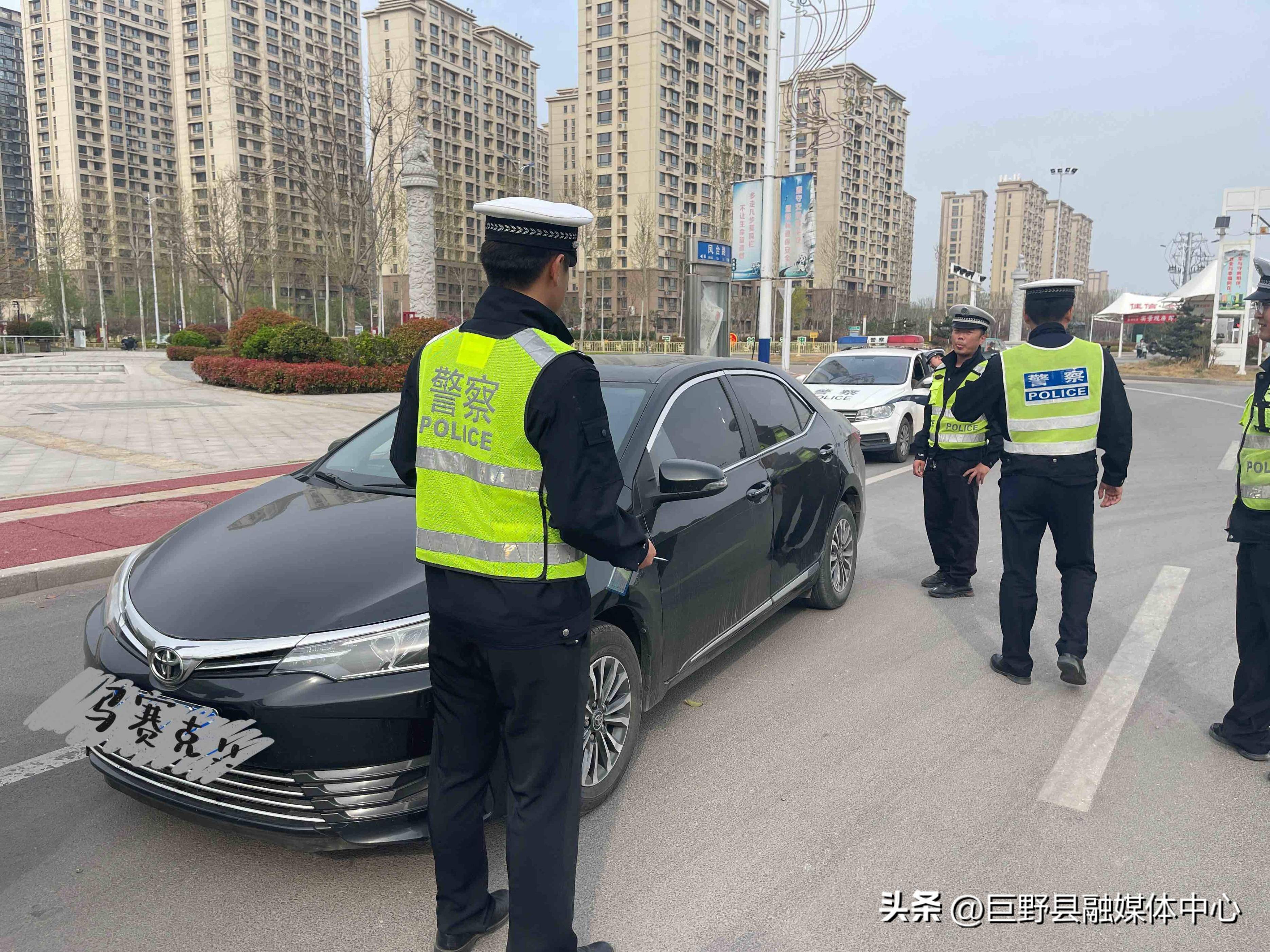 巨野三人因故意闯红灯被交警抓现行