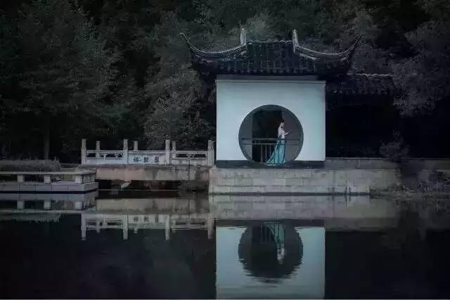 中国的房子烟雨蒙蒙融于山水之中不娇柔,不造作淡泊素雅却又包罗万象