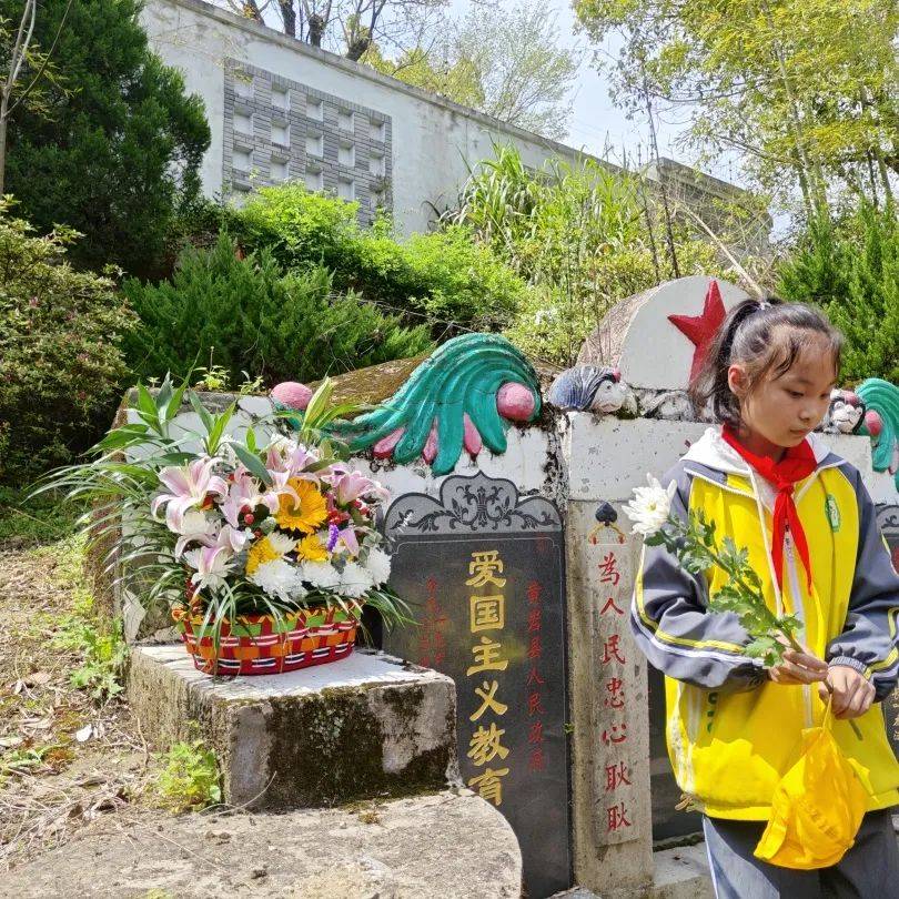 小学组织五(1)中队和五(3)中队来到位于头陀中学旧址旁的沈钦衔烈士墓