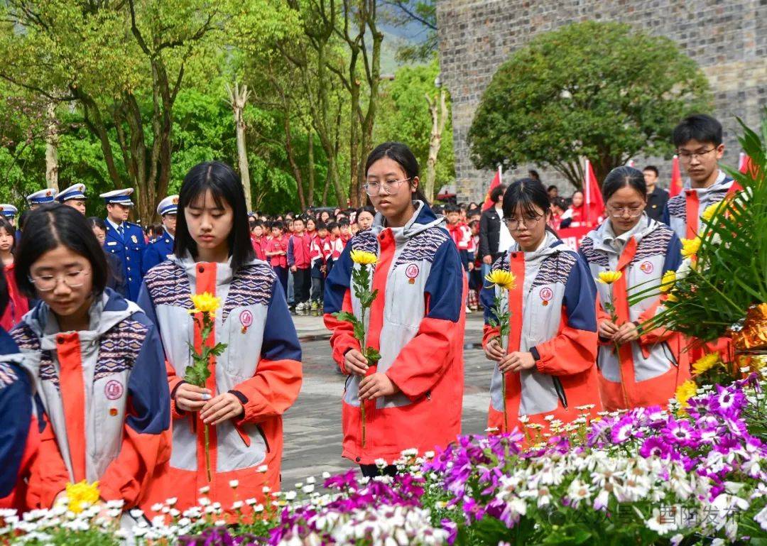 冉川 摄近几天,我县部分群众,学生也自发来到赵世炎烈士纪念馆,烈士