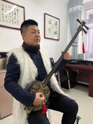 在他看来,陕北说书一路传承,与群众贴心,与时代同行.