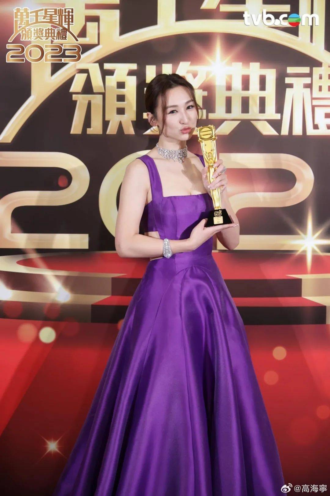 她是港圈狐狸精专业户曾因性感被骂到抑郁15年后终