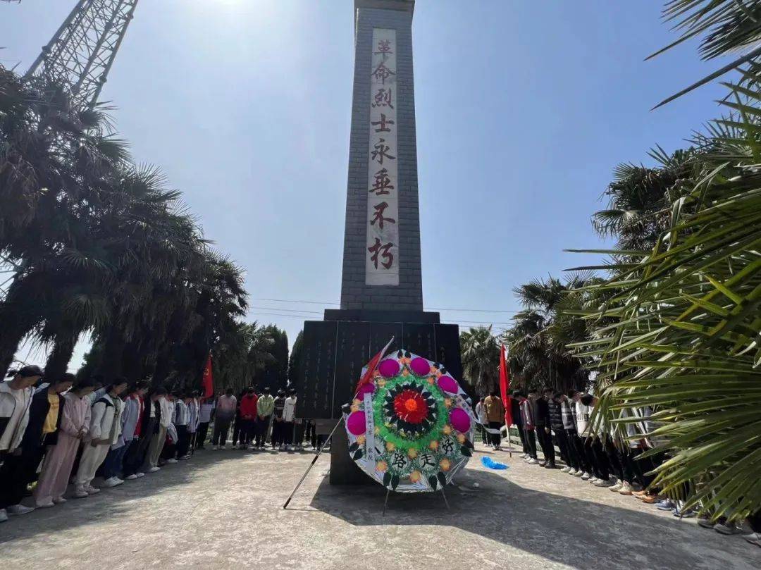 洋心洼初中4月1日,丰富初级中学全体师生徒步前往丰富烈士陵园开展