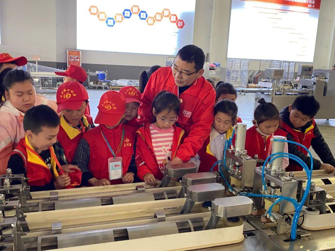 争当小小急救员体验小小火车司机探索校园里的宝藏博物馆小记者一周