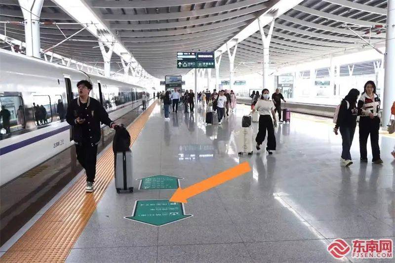 福州南站想说爱你不容易系列报道六站内强化标识并增加了志愿者