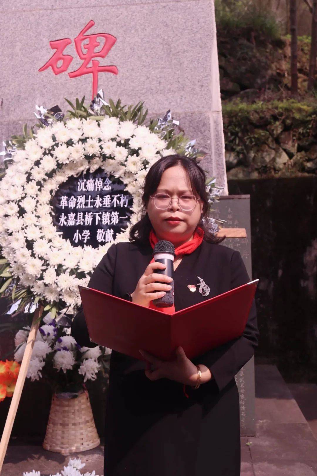 缅怀革命先烈传承红色基因桥下镇第一小学清明祭英烈活动