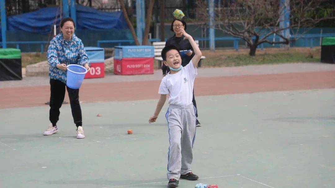 抛得准,接得易,彩色沙包完美落入小筐