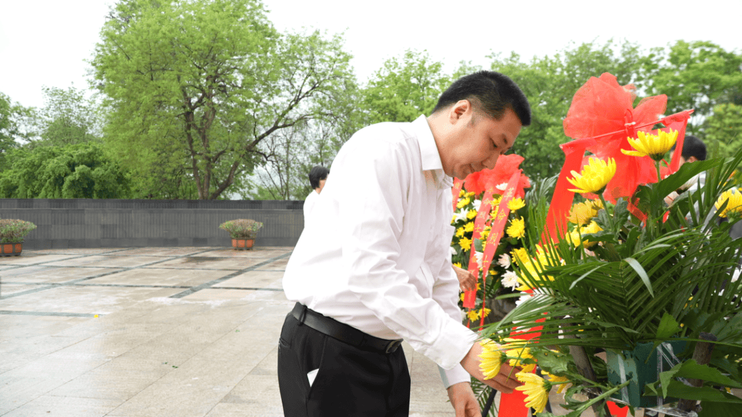 共青团赣州市委书记杨志正上前整理缎带▲全体同志向烈士行三鞠躬礼