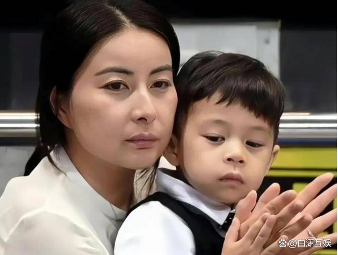 霍家清明扫墓都穿运动服霍中曦身高惊人竟和妈妈郭晶晶齐肩