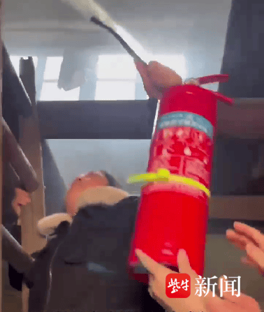 视频|老城区民宅阁楼起火,社区工作者接力成功灭火_部门_进行_广陵区