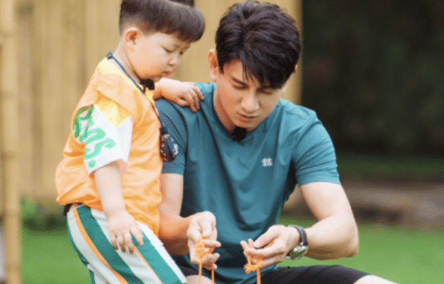 过度溺爱吴奇隆5岁儿子被拍到在他怀里上蹿下跳这么大娃还抱着