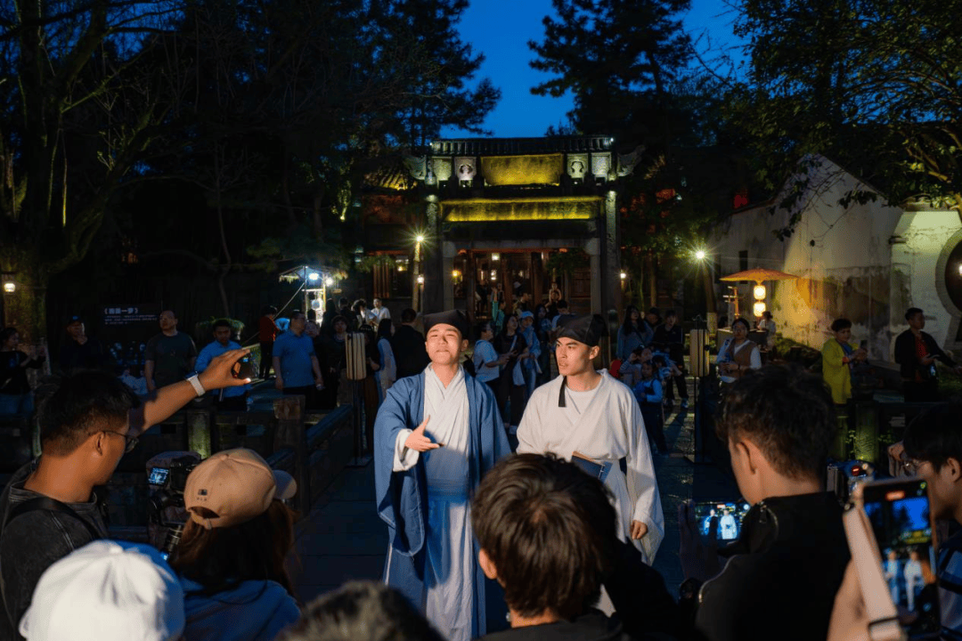 傍晚时分,华灯初上,昭明书院的花昭春夜集为游客的"逛集"体验画上圆满