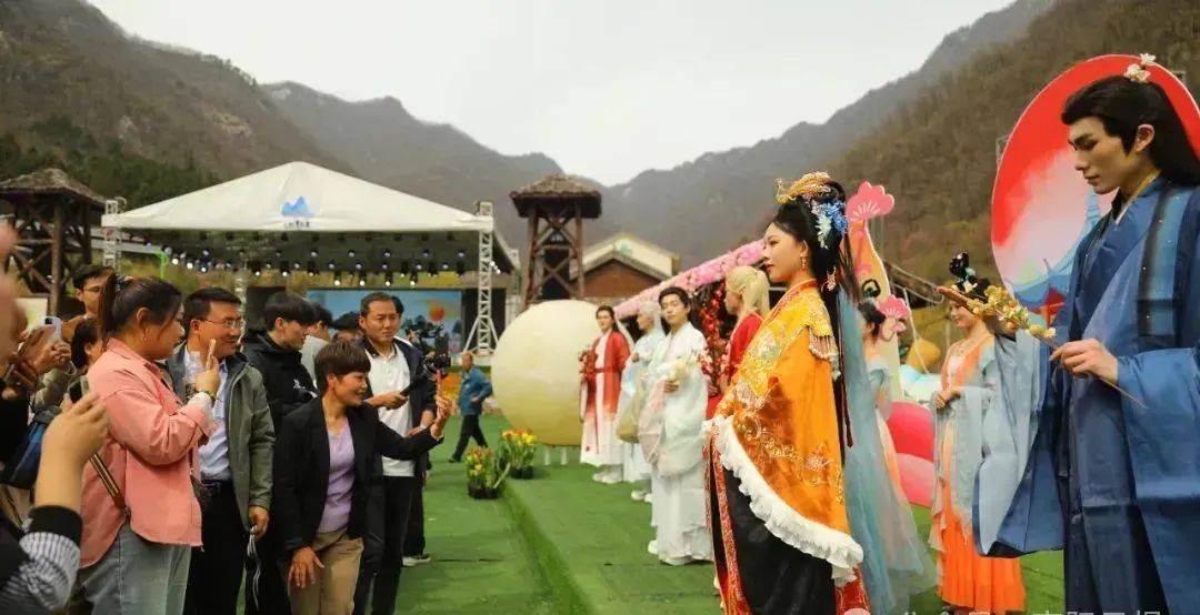 南召大宝天曼景区4月4日至6日,景区举办天曼春山花舞季之"踏青偶遇记"