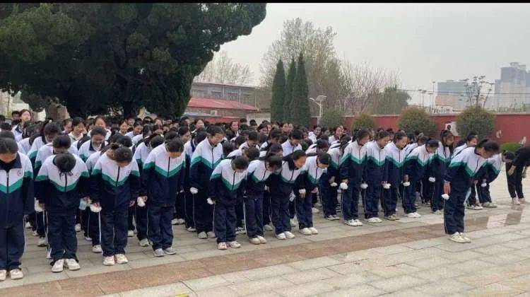 4月2日,郏县新城中学团委组织团员青年徒步前往郏县烈士陵园,开展以"