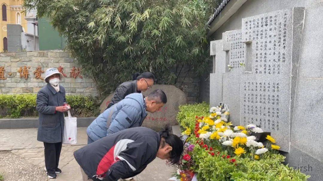 江都小艳子志愿者协会 高雁:每年的清明节我也是来祭奠他一下 他也是