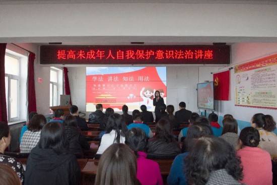 杏山小学目前5个年级共计9名学生,学生们大都跟随家